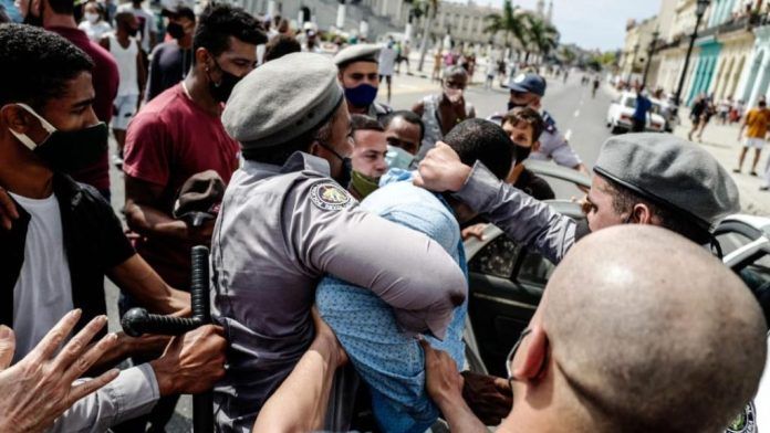 Arrests during the protests of July 11 in Havana / AFP